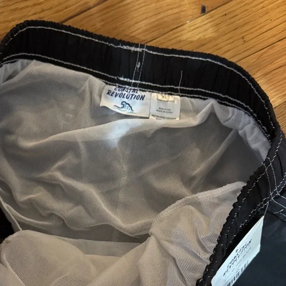 Coastal Revolution swim Men's Black Cargo Shorts - Picture 4 of 4